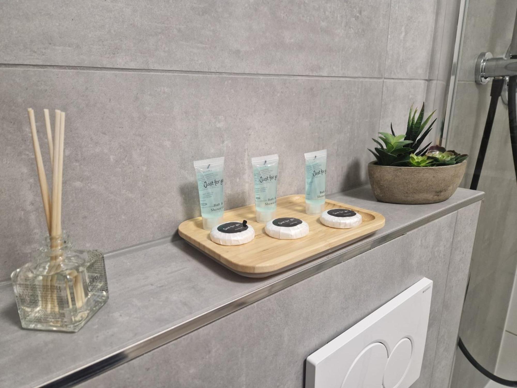 Dehome - Enjoy - By Station Apartment